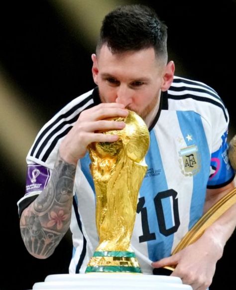 Messi besa la copa del mundo-Mundial de Qatar 2022.